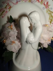 New Vintage Wilton «Cherish» Wedding CakeTop, white porcelain with plate 117-157