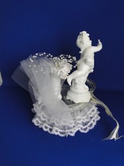 New Vintage Adorable «Cherub with Lovewith Pedestal & white roses Cake Top #422