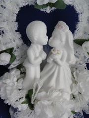 New Elegant Wedding Caketop with White ceramic Bride & Groom, lacy heart #110