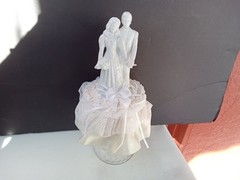WEDDING TOPPER VTG COUPLE PORCELAIN WHITE FIGURES 8″ TALL SATIN & LACE RUFFLE