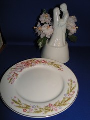 New Vintage Wilton «Cherish» Wedding CakeTop, white porcelain with plate 117-157