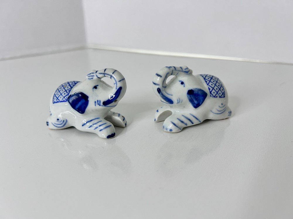 Vtg Blue White Porcelain Elephant Salt Pepper Shakers 2″ x 1.5″