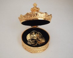 Elegant Gold Crown Wedding Arras with 13 Coins Set 2.5” X X 2.25”, gold