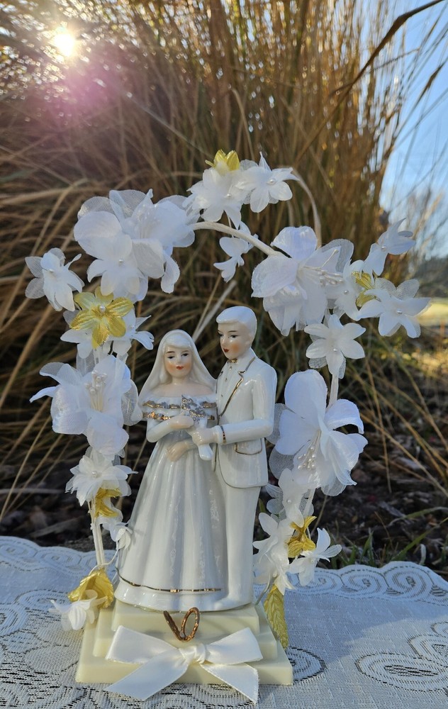 Porcelain Wedding Bride & Groom VTG Topper w/Floral Decor & Rings. Hong Kong