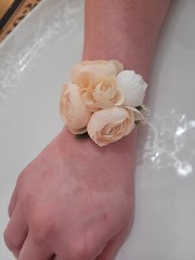 Pale Pink&white Silk Wrist Corsages 5 Flowers In A Cluster Comes In A Pack Of 4