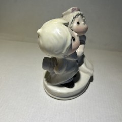 Vtg Hand Painted Porcelain Bride And Groom Holding Hands Figurine/ Cake Topper