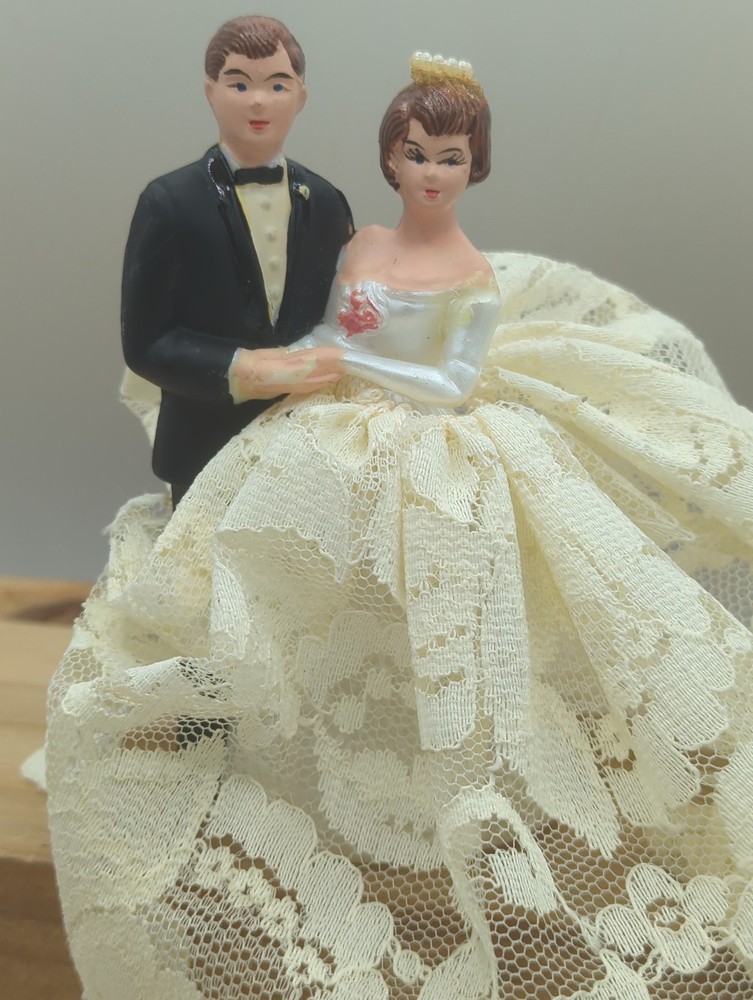 Vintage Wedding Cake Topper Caucasian Couple Brown Hair 1960’s