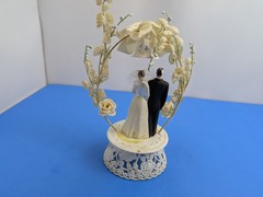 READ Vintage 1950s-60s Wedding Cake Topper Plastic Couple Wedding Bell Arch MCM