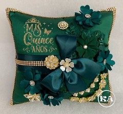 NEW! Quinceanera Kneeling pillow Hunter with Gold – Cojin para Quinceanera