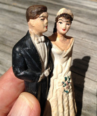 antique ACA chalkware plaster wedding cake topper 4″ bride & groom 1950? AS IS