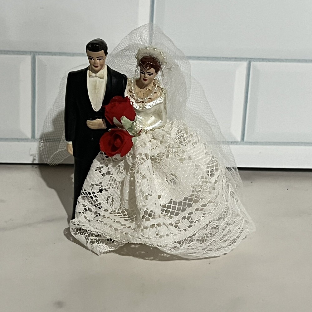 VTG 1950s Wedding Cake Topper Chalkware Bride Groom Lace Dress Pearls Roses 4″
