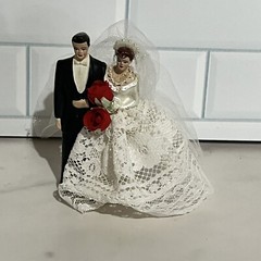 VTG 1950s Wedding Cake Topper Chalkware Bride Groom Lace Dress Pearls Roses 4″