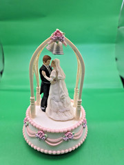 Enesco Bride & Groom Cake Topper «True Love» Music Carousal