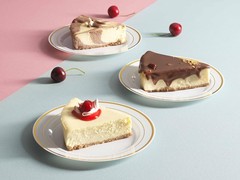 100 Gold Plastic Plates Set, 7 Inch Disposable Dessert White / Gold Rim