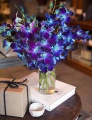 – Blue Sapphire Orchid Bouquet of 10 Fresh Blue Orchid with Vase –
