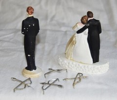 VTG 1940’s Marble Like Chalkware Bride+Grooms (2) Cake Toppers+4 Metal Bow Arrow