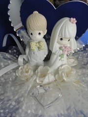 New Precious Moments Bride and Groom Wedding Cake Top / open Heart Mirror #367