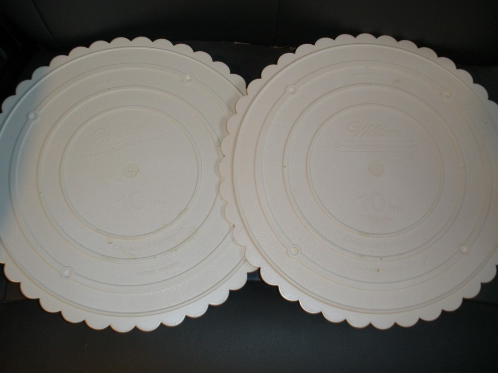 Wilton Circles of Strength Lot of 2 Scalloped Separator Plates 10″