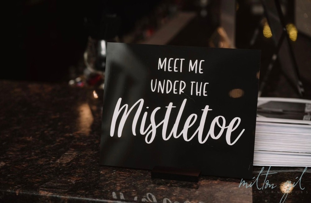 Wedding Sign (Mistletoe-Christmas)