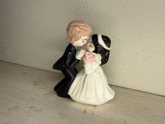 Vintage 1975 WILTON Bride & Groom Cake Topper Kissing Couple Plastic Hong Kong