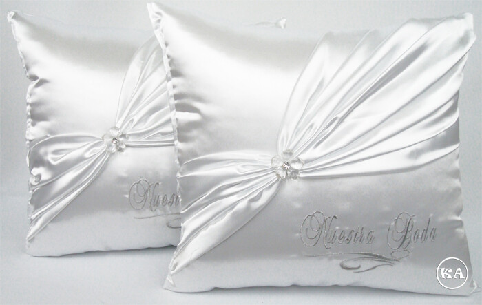 NEW Wedding Pillow set White (2 pcs) – Nuestra Boda Kneeling Pillow Set