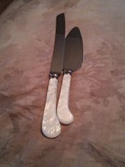 TREASURE MASTERS SHEFFIELD ENGLAND MOTHER OF PEARL HANDLES CAKE CUTTER SET