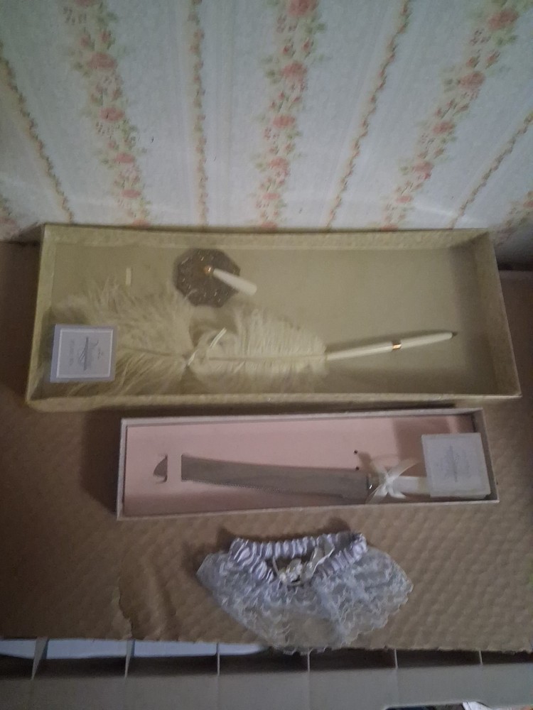 VTG HALLMARK PLUME PEN W/ QUILL HOLDER WEDDING CAKE KNIFE & GARTER READ DESCRIPT