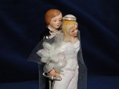 NEW BEAUTIFUL HAND PAINTED BRIDE & GROOM FIGURINE COUPLE