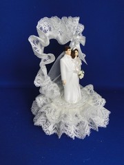 New Vintage Wilton Petite «Heart of Fancy» Wedding CakeTop, white tux, 104-931