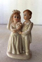 Vtg 3.5″ BRIDE GROOM Wedding Cake Topper Resin Shiny Glitter Veil Bouquet Tails