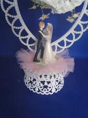 New Vintage Traditions Wedding Caketop Bride/Groom, white heart arch, pink #128P