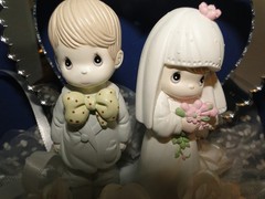 New Precious Moments Bride and Groom Wedding Cake Top / open Heart Mirror #367