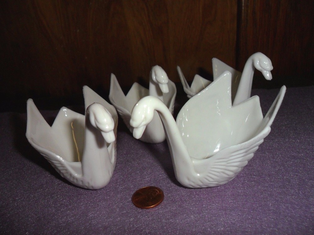 Plastic White Swans -Wedding Party Favors lot of 4