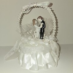 Vintage Traditional Bride And Groom White Lacy Flowers Faux Pearl Cake Topper