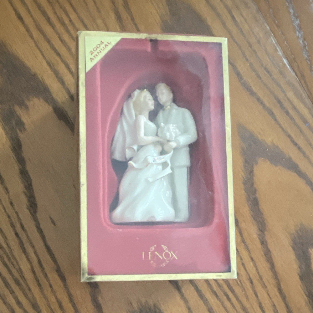 Lenox 2004 Bride & Groom Porcelain Wedding Cake Topper Figurine White/Gold