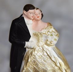 VTG 1940’s Marble Like Chalkware Bride+Grooms (2) Cake Toppers+4 Metal Bow Arrow