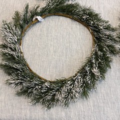 POTTERY BARN FROSTED PINE WREATH HOLIDAY PLATE CHARGERS SET OF 4 GREEN 16″ DIAM