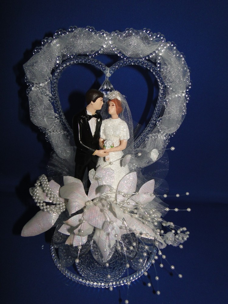 New Elegant Wedding Caketopper with Bride & Groom and decorated heart back #114