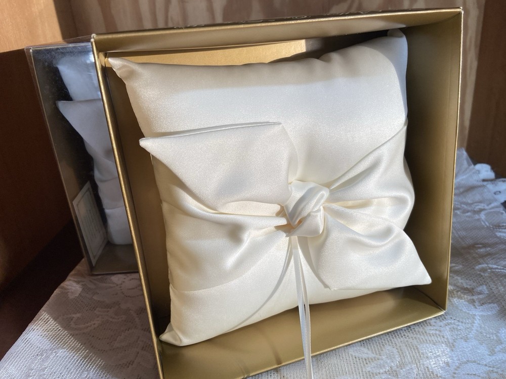 2 Pieces Wedding Ring Pillows Ivory Love Knot – Beverly Clark in Original Boxes