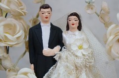 Mid Century 1950s Bride & Groom Marriage Wedding Cake Topper Arch 11″