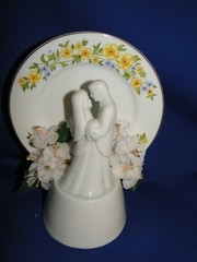 New Vintage Wilton «Cherish» Wedding CakeTop, white porcelain with plate 117-190