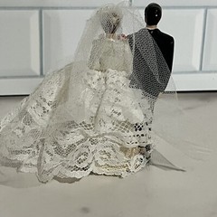 VTG 1950s Wedding Cake Topper Chalkware Bride Groom Lace Dress Pearls Roses 4″