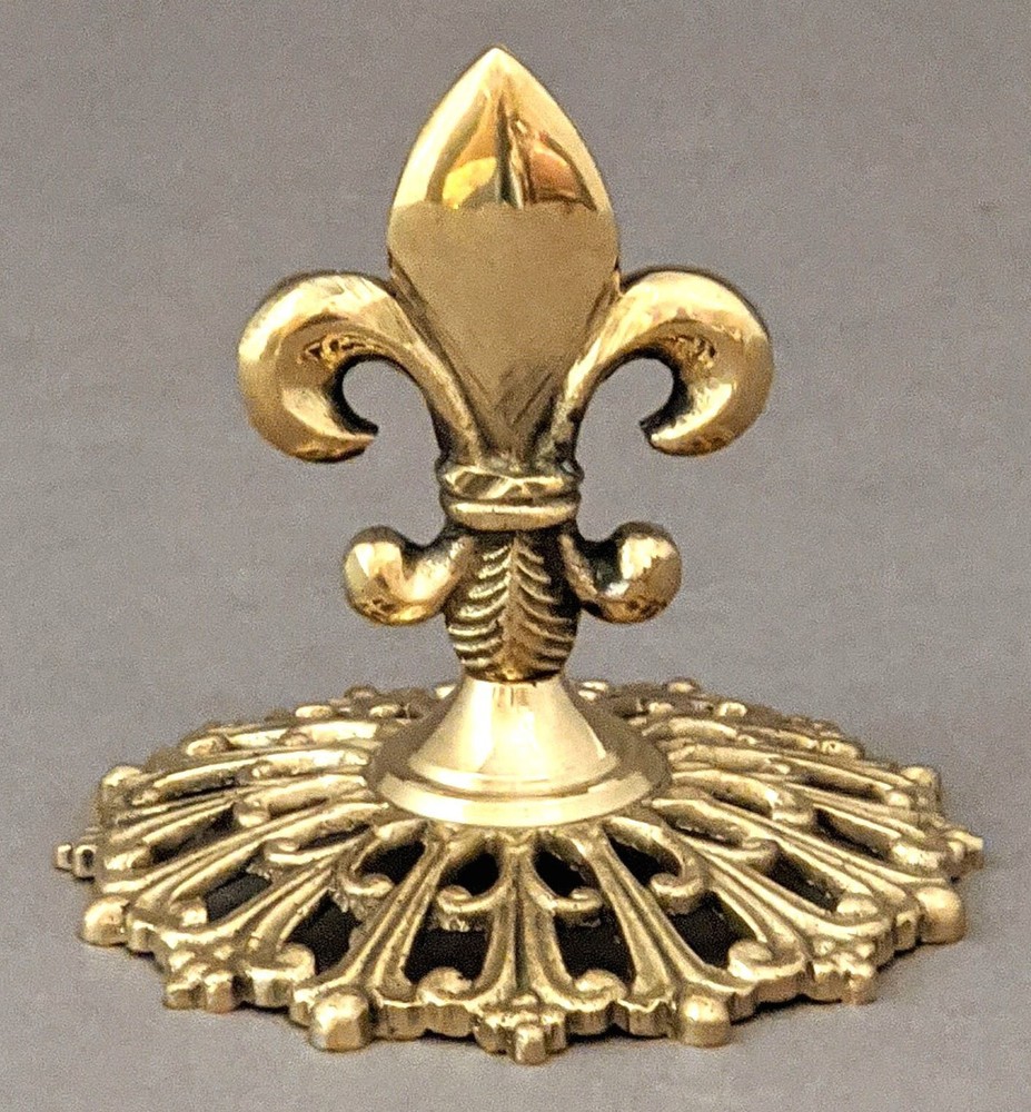 Card Sign Holder Brass Fleur-de-lis Top on Round Filigree Base 3.5″D 3″H Set/6