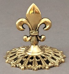 Card Sign Holder Brass Fleur-de-lis Top on Round Filigree Base 3.5″D 3″H Set/6