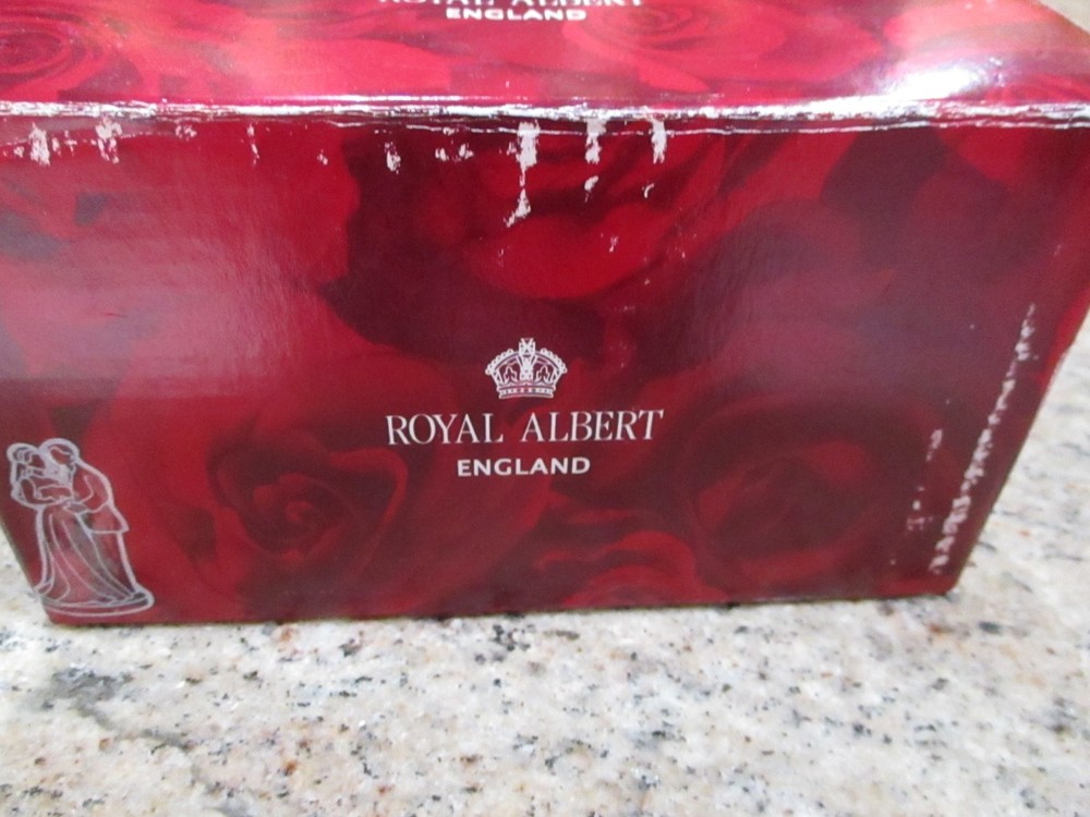 ROYAL ALBERT ENGLAND WEDDING CAKE TOPPER 5″ NEW IN THE BOX
