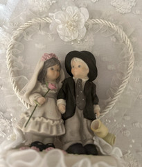 Vintage Porcelain Bride Groom Wedding Cake Topper Lace Heart 9” x 7” Tiered Bas