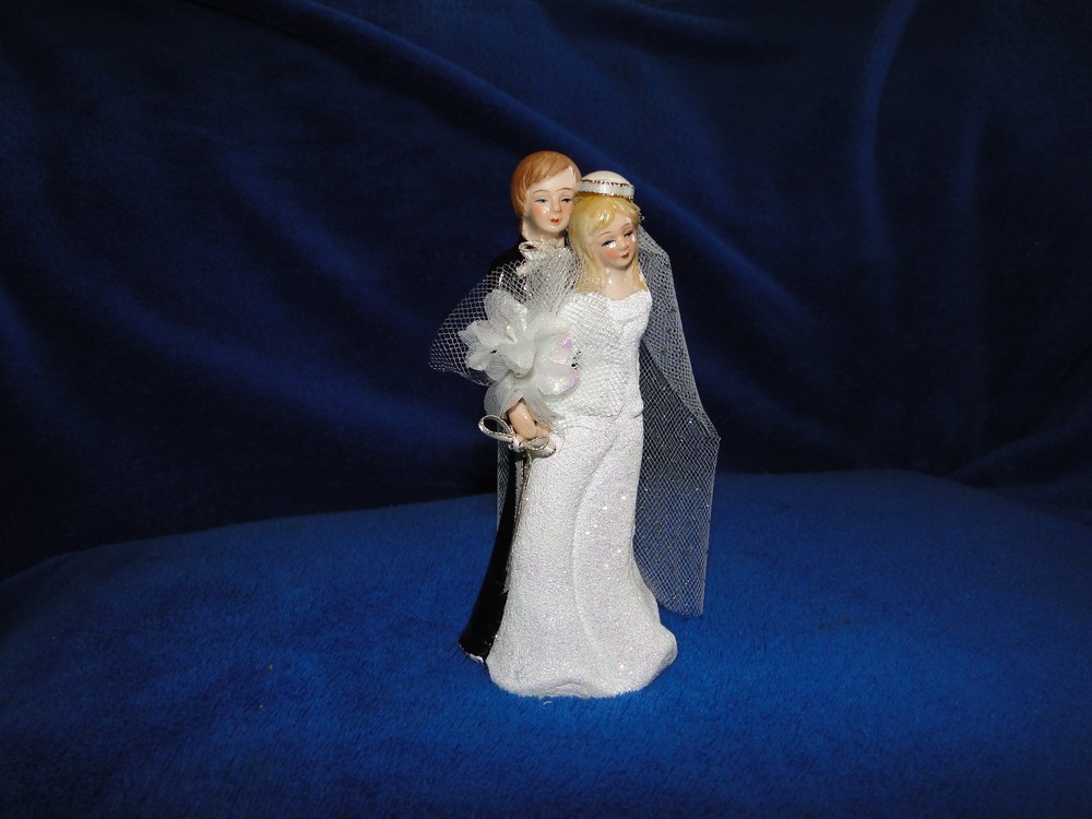 NEW BEAUTIFUL HAND PAINTED BRIDE & GROOM FIGURINE COUPLE