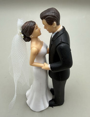 Bride Groom Wedding Cake topper Figurine 5″ tall Resin Couple Classic Bride Veil