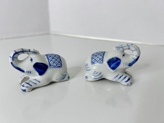 Vtg Blue White Porcelain Elephant Salt Pepper Shakers 2″ x 1.5″