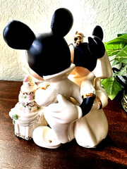 Lenox Disney «Minnie’s Dream Wedding Cake» porcelain figurine topper 24k accent
